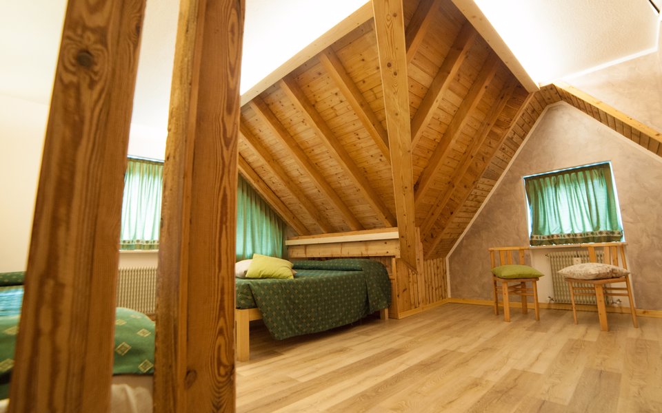 camera cenerentola tetto in legno w